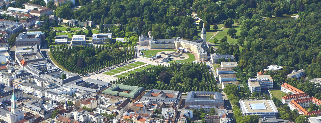 Foto: Luftaufnahme des Karlsruher Schlosses und der Fächerstadt
