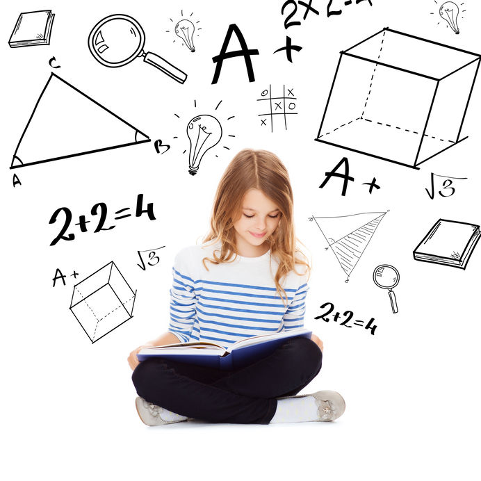 Mädchen mit Matheformeln umgeben Mädchen mit Matheformeln umgeben