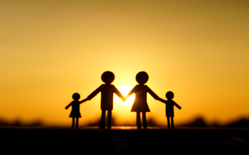 Familie mit Sonnenunterganghintergrund Familie mit Sonnenunterganghintergrund